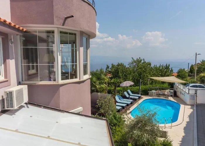 Two Bedroom With Sea View *